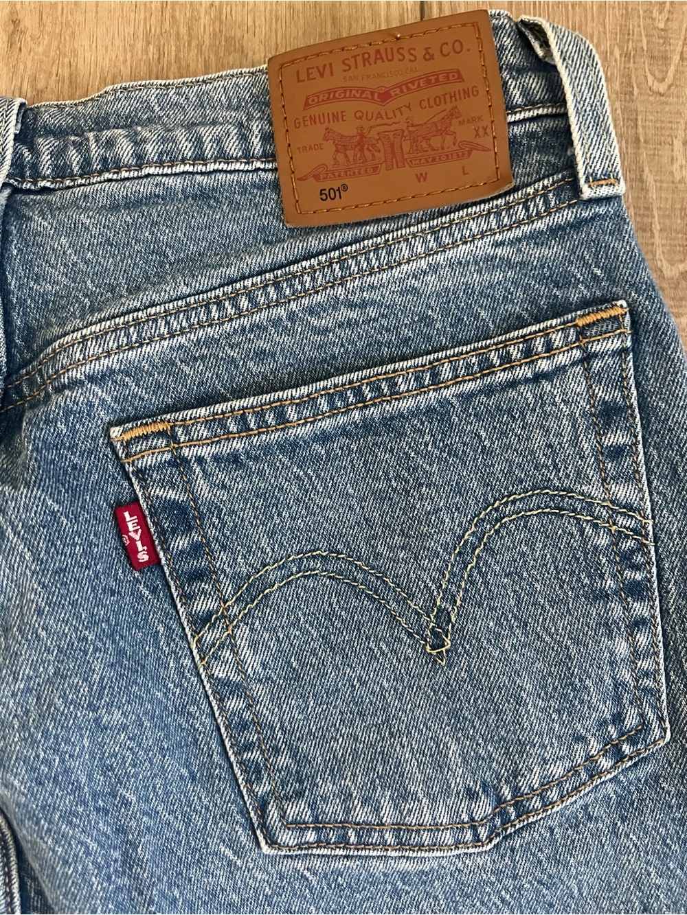Levi's 501 women’s medium wash Blue Straight Jeans 28x30